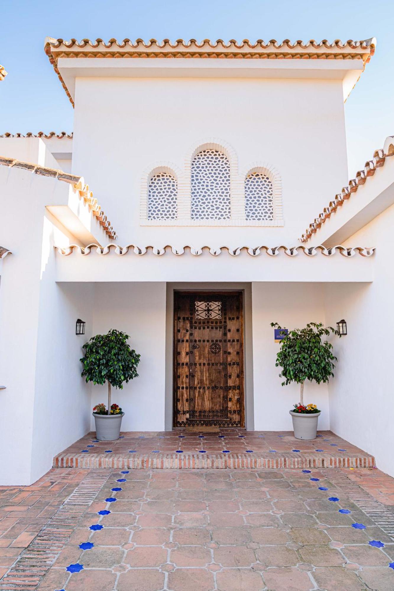 10 Luxe By Lirios Village *