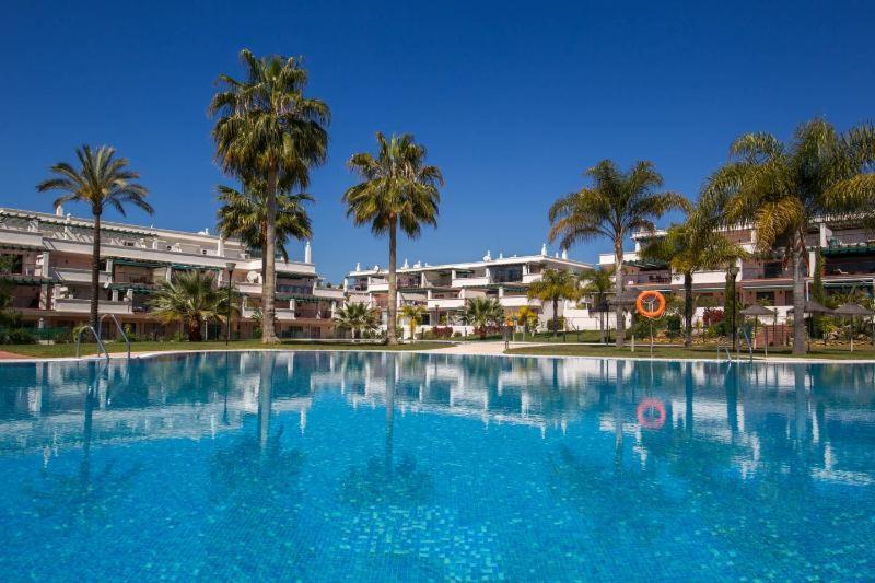 Apartment Con Enorme Terraza En Complejo Con Piscina En Nueva Andalucia - Lorcrimar *