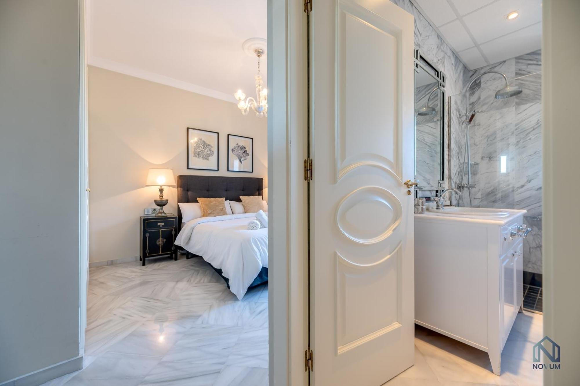 Spacious 6 Bdrm - Golf Lover's Paradise Apartment