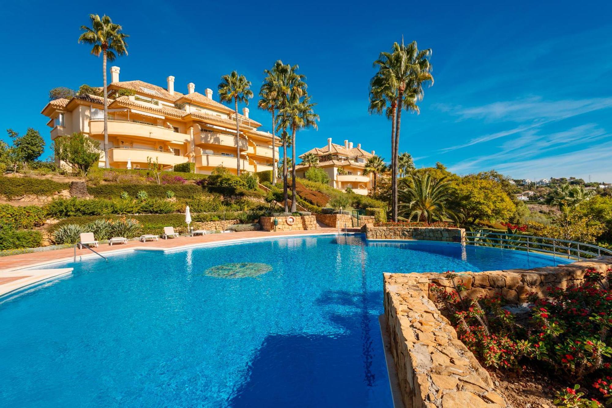 Luxurious Frontline Golf In Elviria *