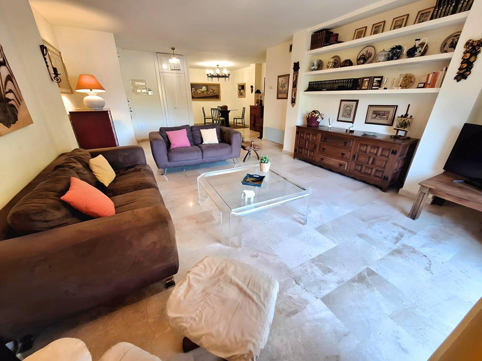 Сasa de vacaciones Gorgeous 2br Apt. W/ Mountain View Puerto Banus Marbella