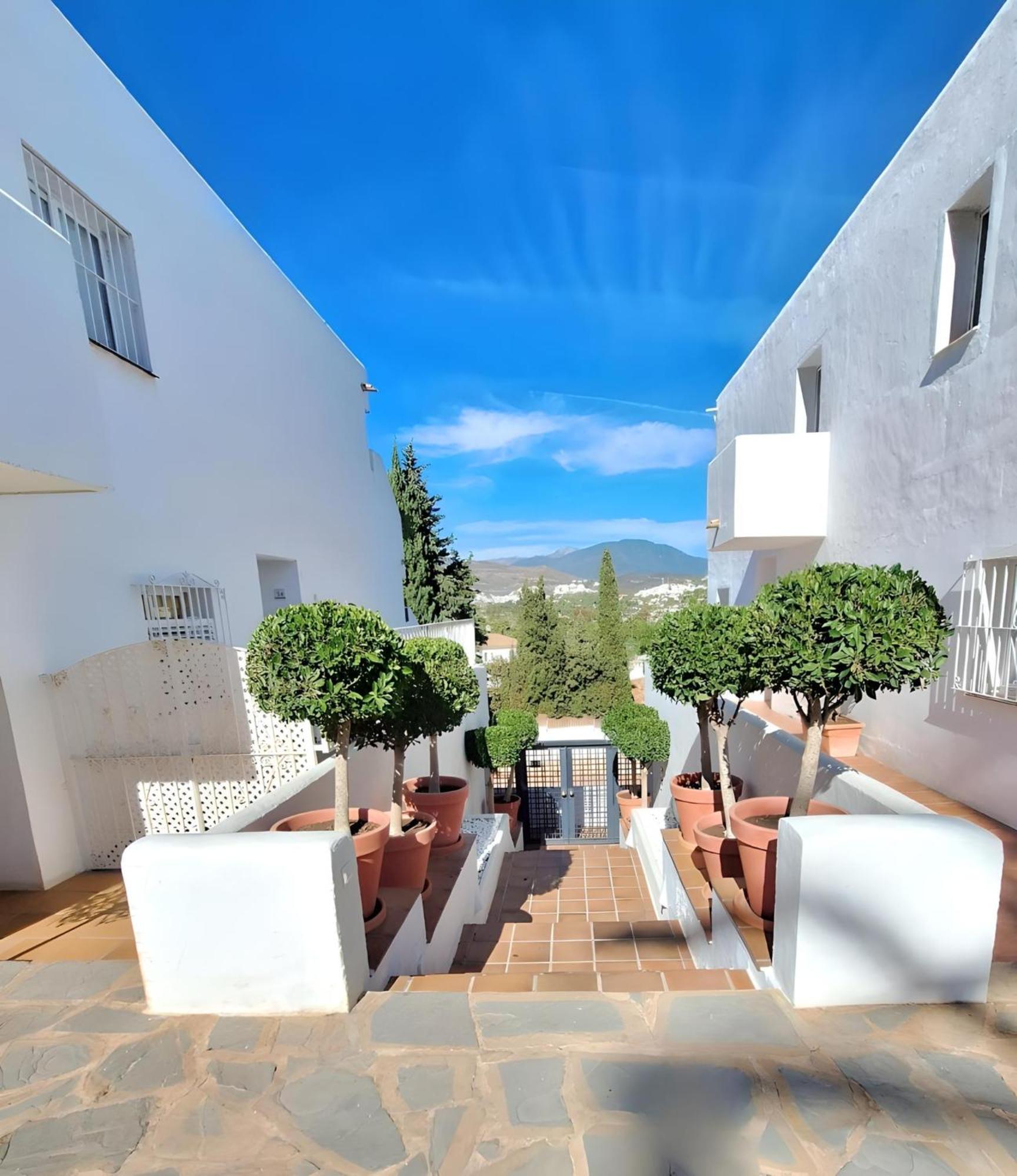 Сasa de vacaciones Gorgeous 2br Apt. W/ Mountain View Puerto Banus Marbella