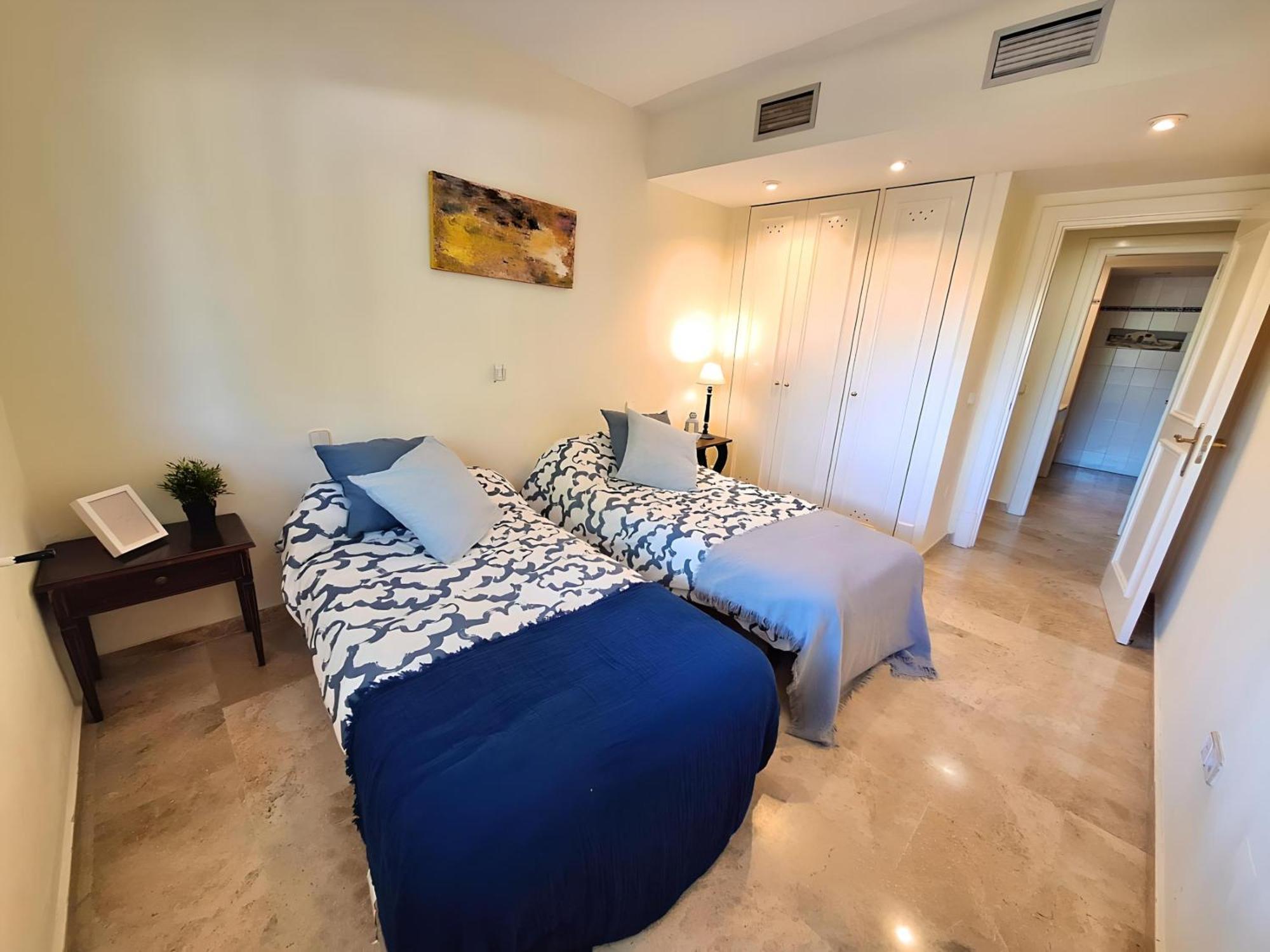 Сasa de vacaciones Gorgeous 2br Apt. W/ Mountain View Puerto Banus