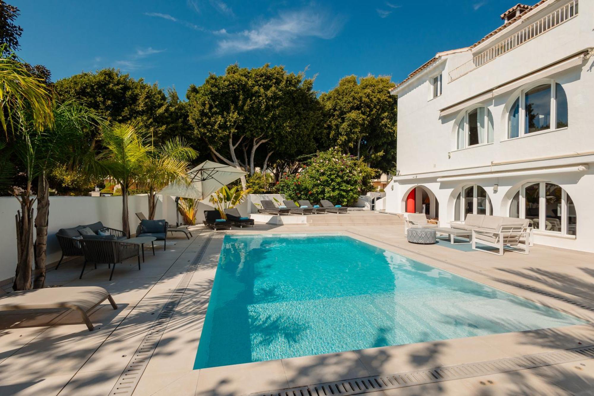 Oceano - A Beachfront Retreat With Heated Pool And Jacuzzi In Costabellla, Ferienhaus Marbella