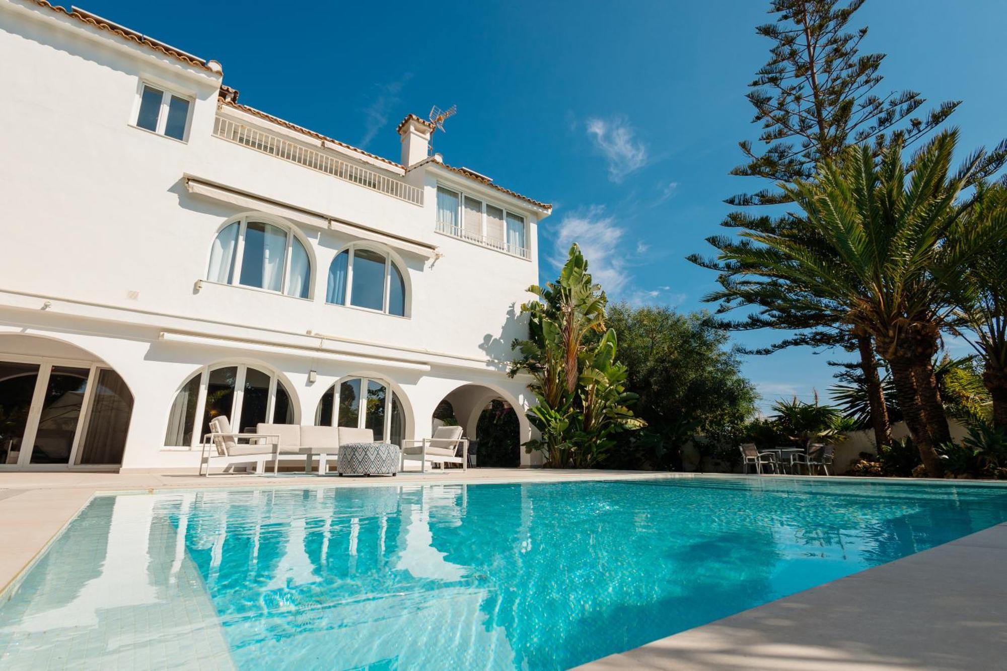 Oceano - A Beachfront Retreat With Heated Pool And Jacuzzi In Costabellla, Marbella