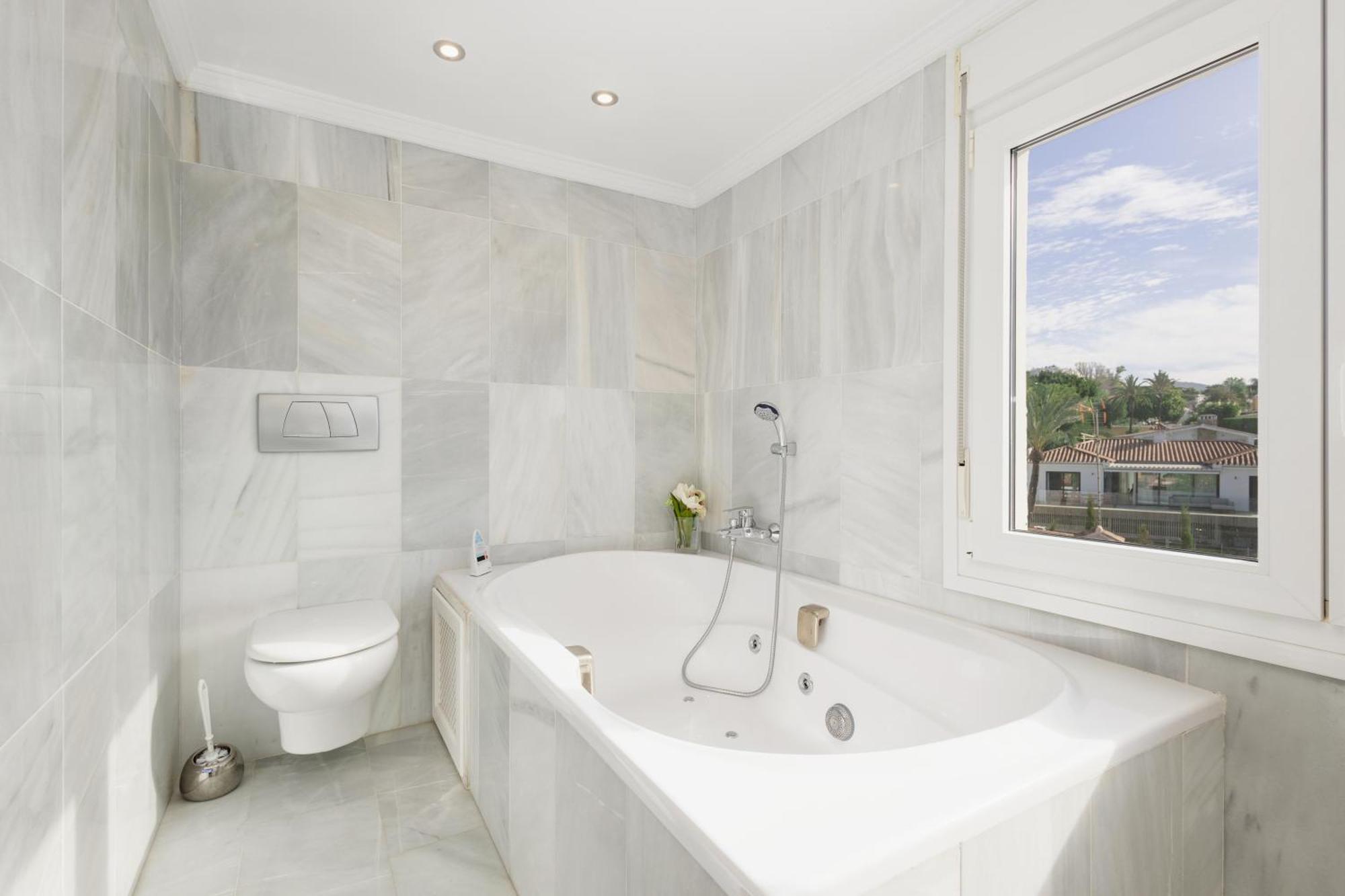 Ferienhaus Oceano - A Beachfront Retreat With Heated Pool And Jacuzzi In Costabellla, Marbella