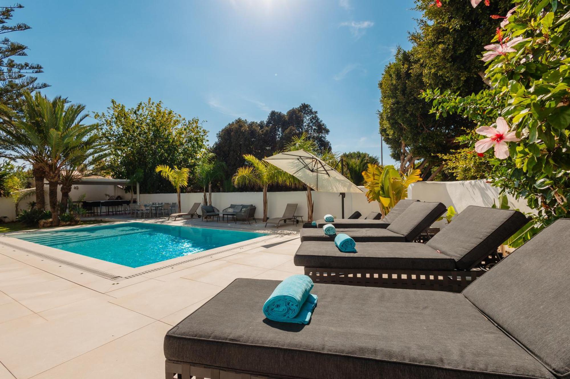 Ferienhaus Oceano - A Beachfront Retreat With Heated Pool And Jacuzzi In Costabellla,