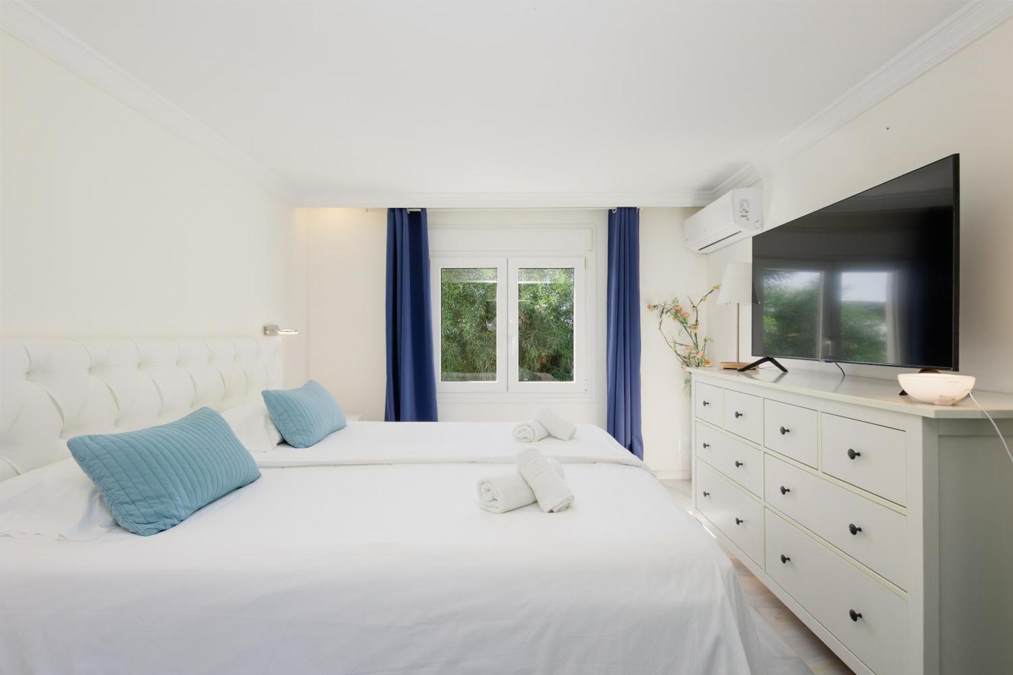 Holiday home 6 Bedroom Villa, With Heated Pool And Sea Views, Next To The Of Costabella *
