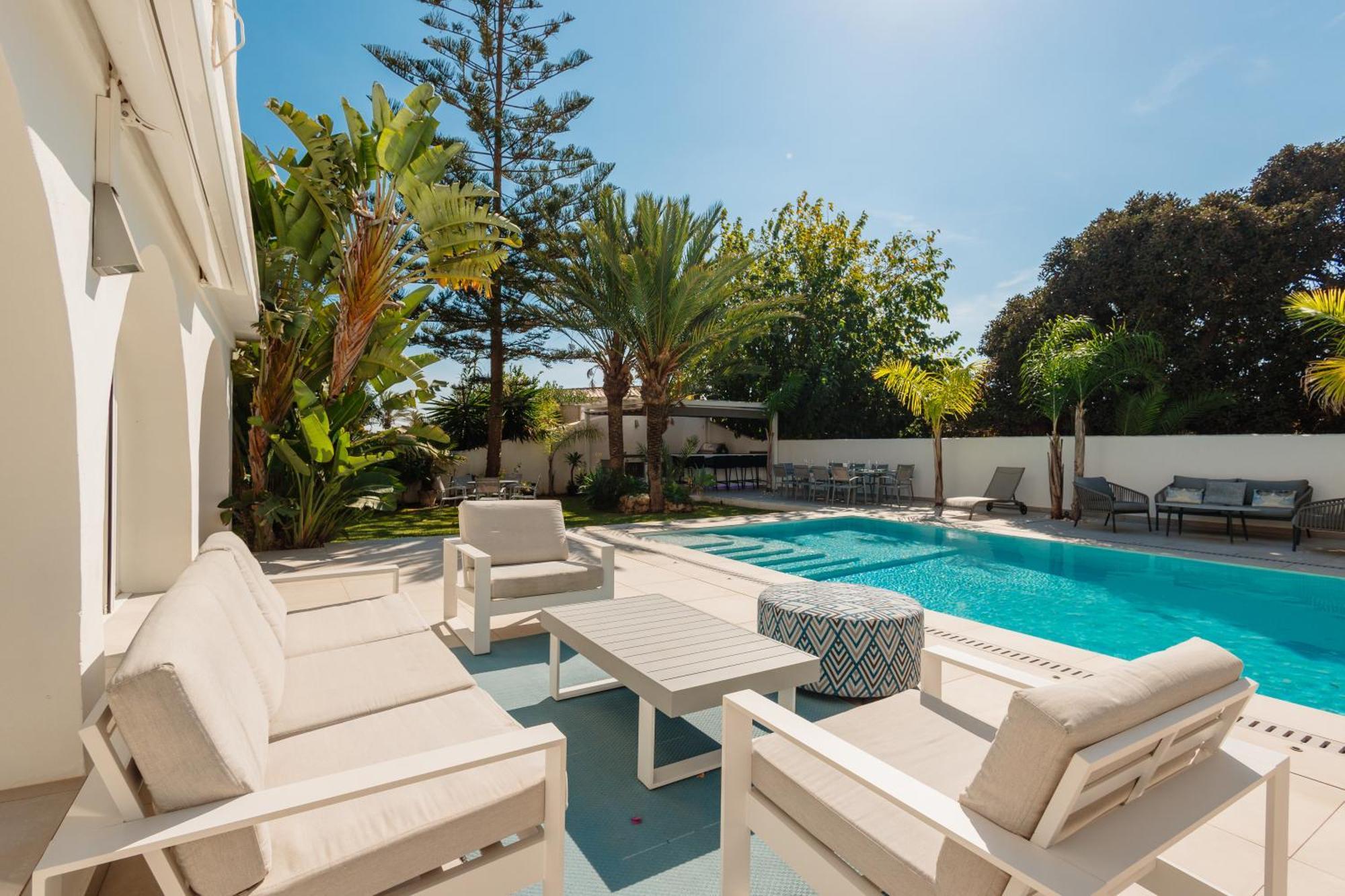 Oceano - A Beachfront Retreat With Heated Pool And Jacuzzi In Costabellla, *