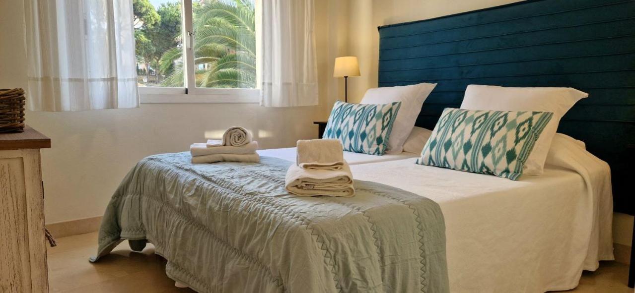 Beachfront Neptuno I, Complex,views,pool,garden, Elviria Marbella