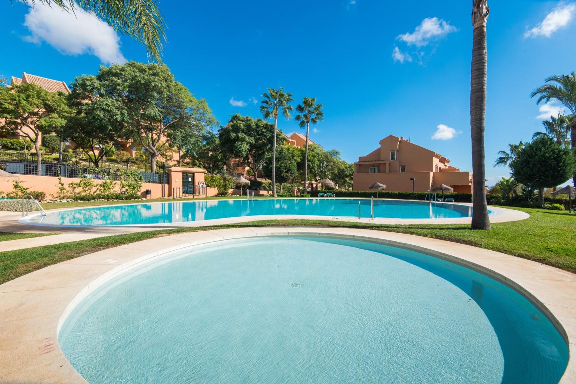 Rentandhomes Penthouse Elviria Golf Apartamento