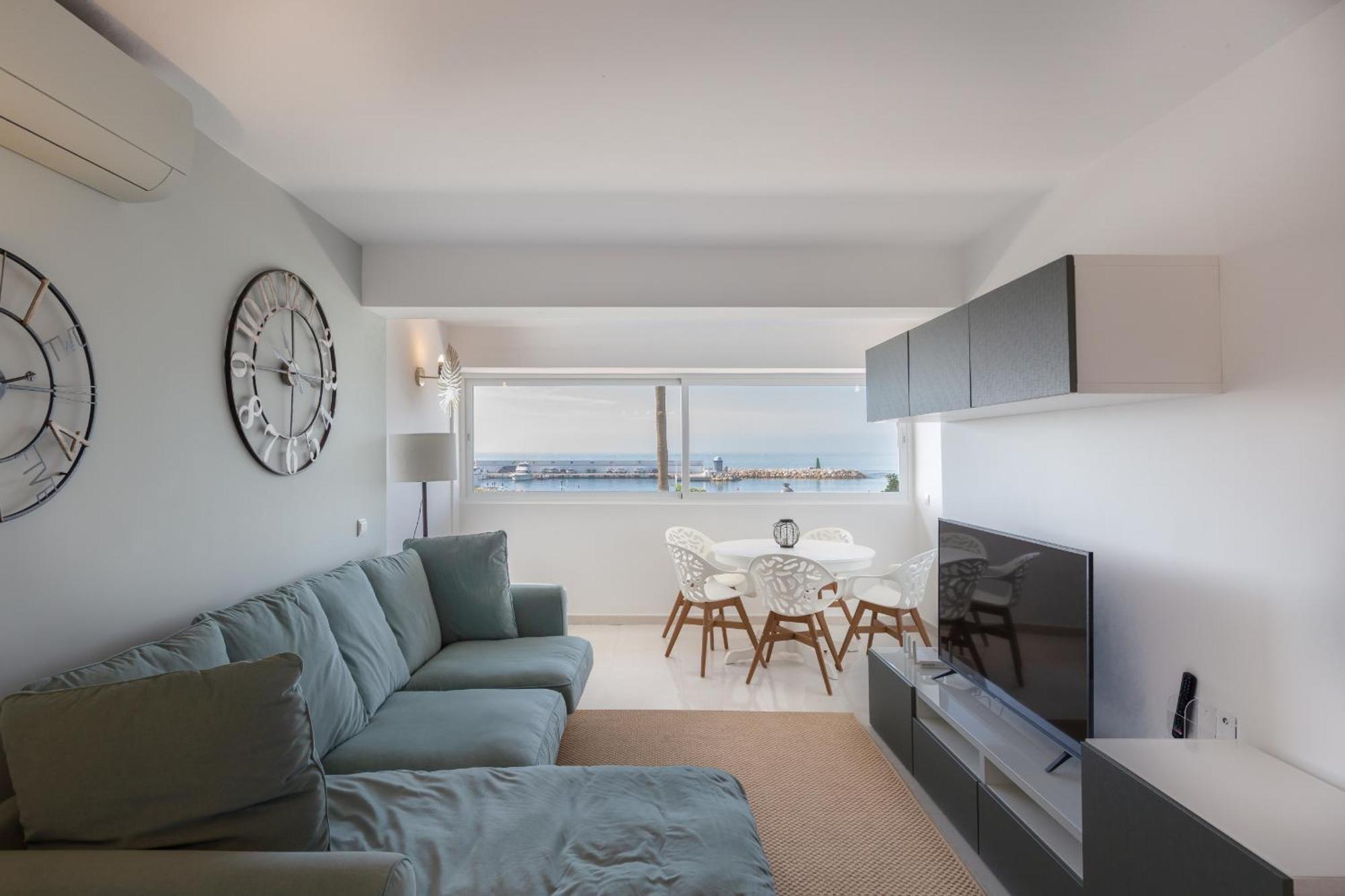 Centre On The Promenade Front Line Apartment