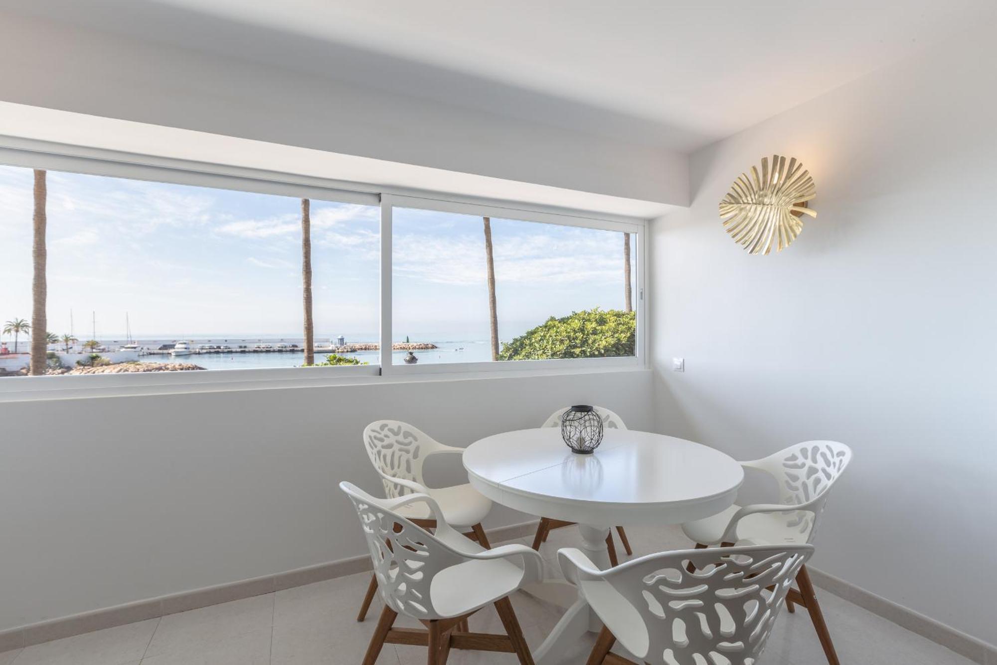 Centre On The Promenade Front Line Apartment