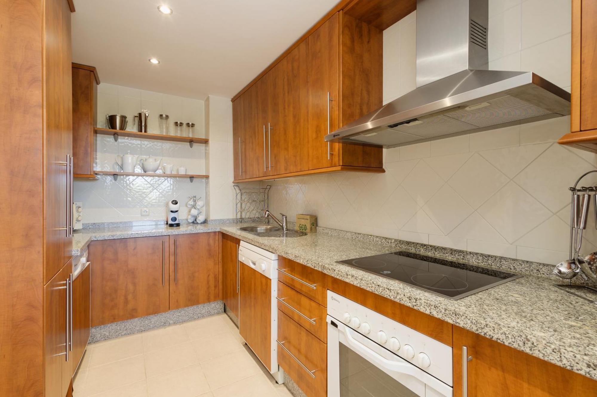 Apartment With Pool And Private Terrace With Sea Views In Elviria *