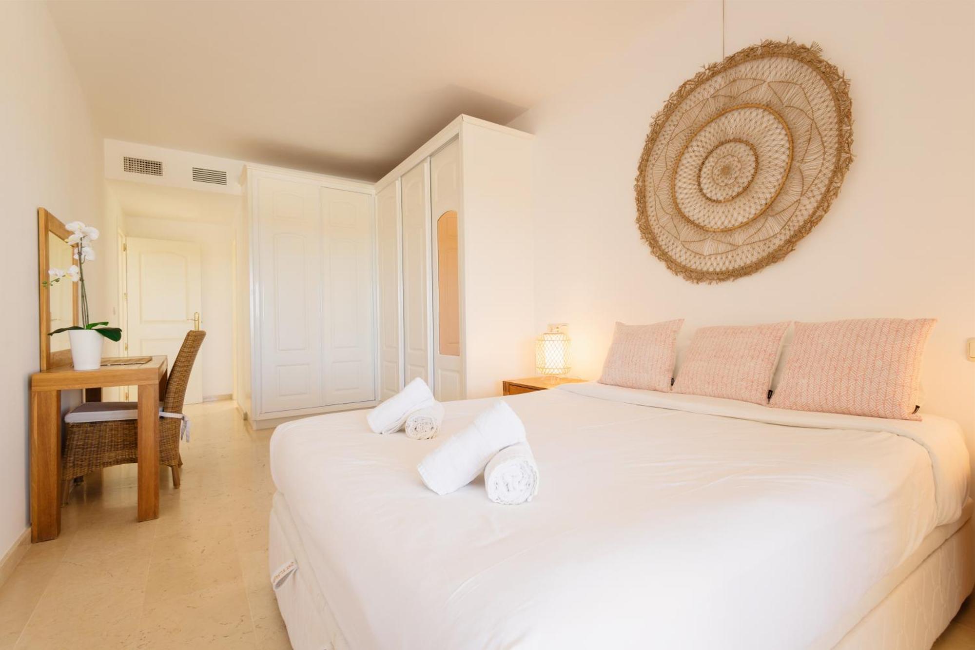 Apartment With Pool And Private Terrace With Sea Views In Elviria Appartement