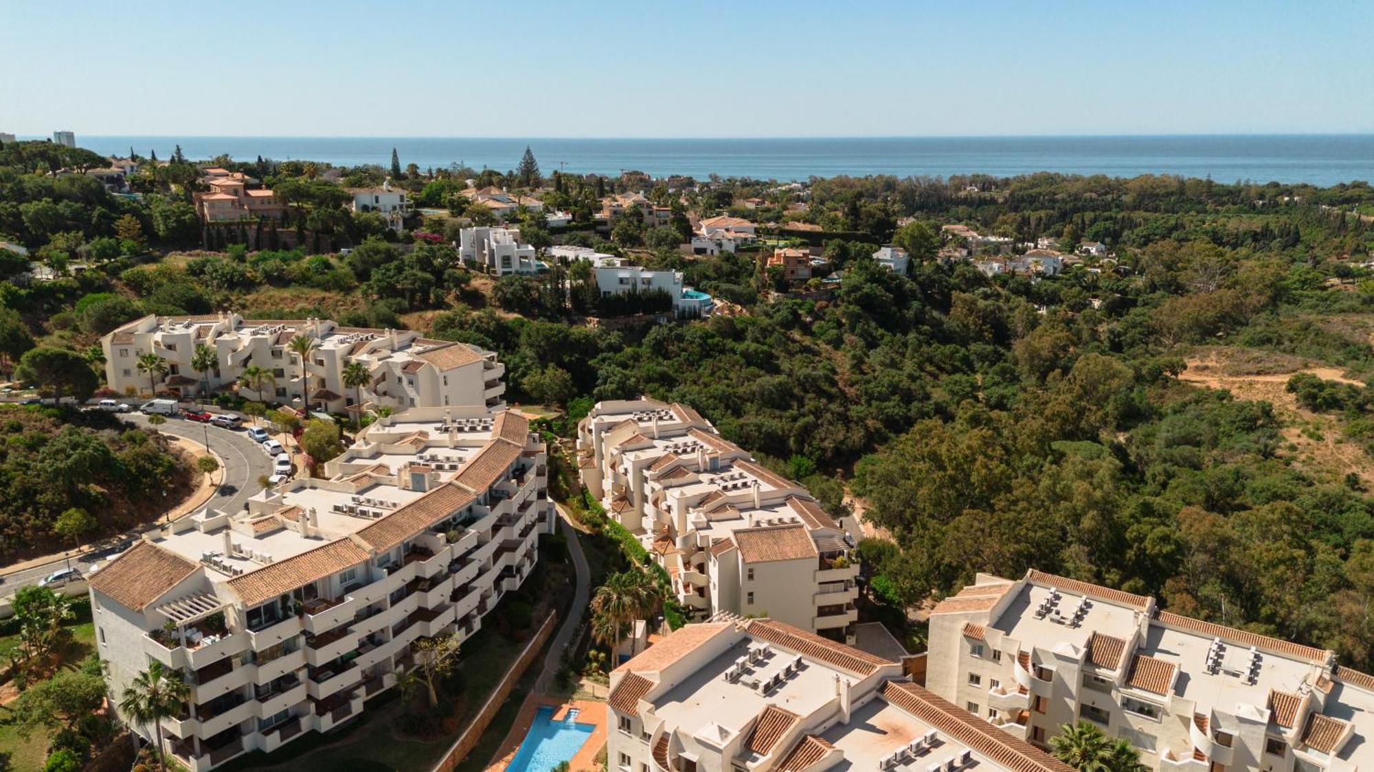 Apartment With Pool And Private Terrace With Sea Views In Elviria Marbella