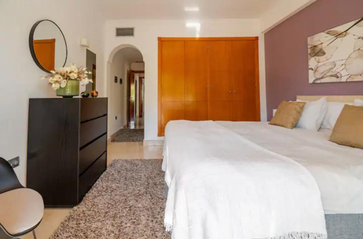 Luxury 2 Bedroom Apartment, Close To The Sea And The Golf Course, Aloha Hills Club Appartement Marbella