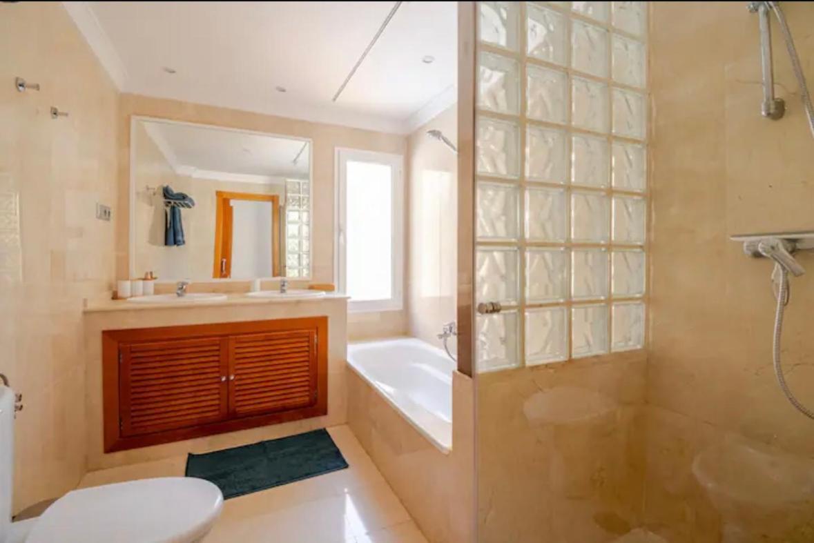 Luxury 2 Bedroom Apartment, Close To The Sea And The Golf Course, Aloha Hills Club