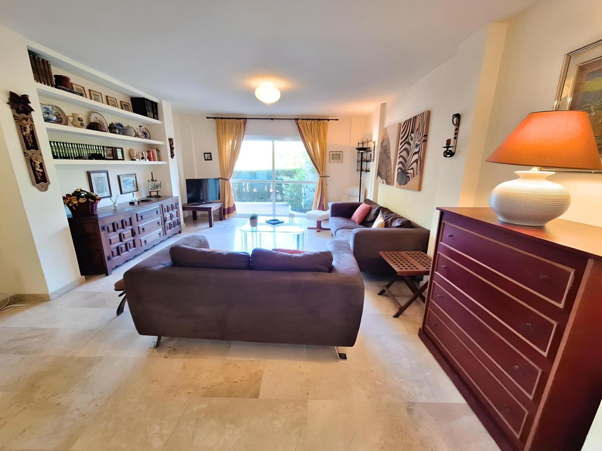 Сasa de vacaciones Gorgeous 2br Apt. W/ Mountain View Puerto Banus *
