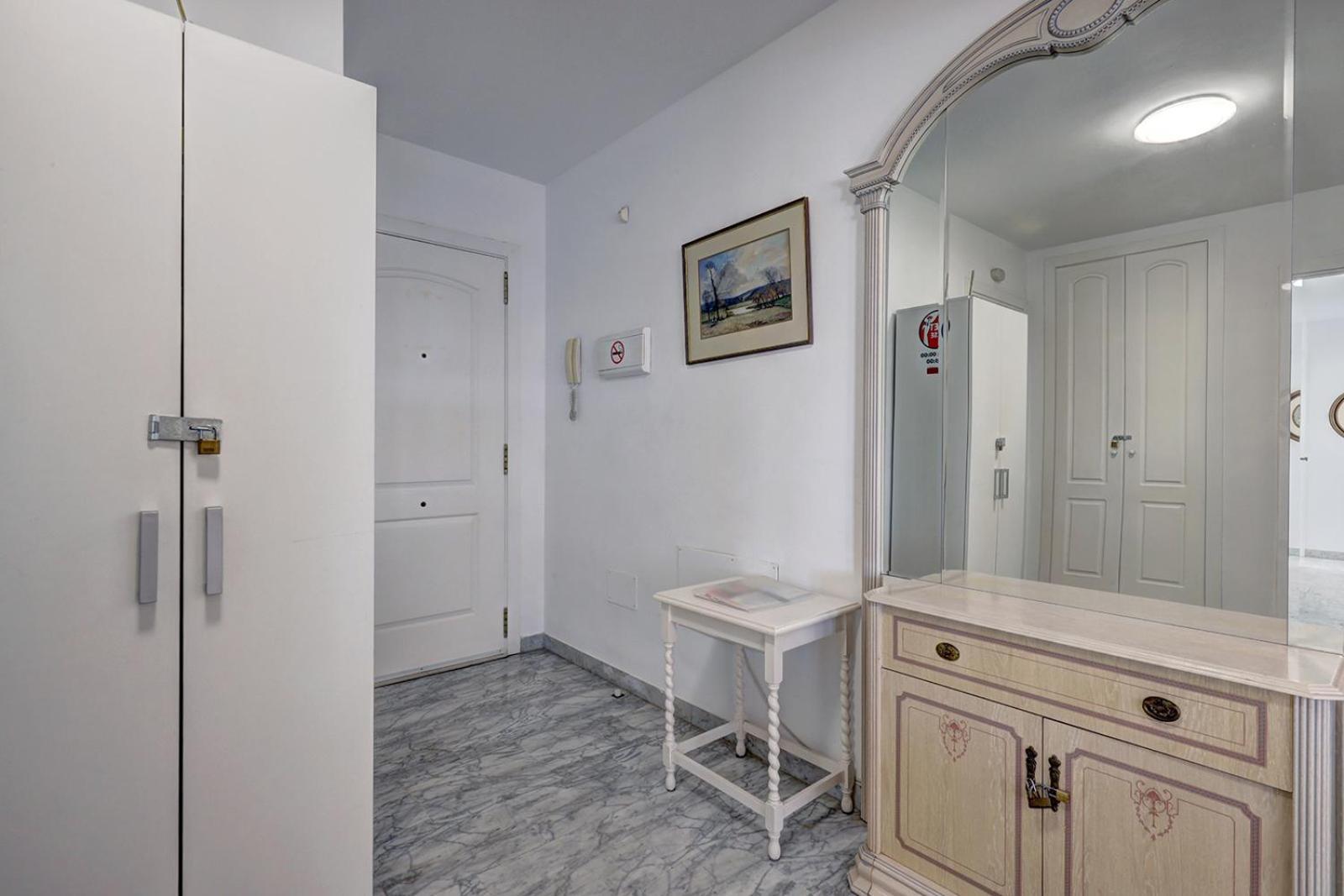 Sleeps 8 Aircon Secure Underground Parking Free Netflix Fast Internet Apartment