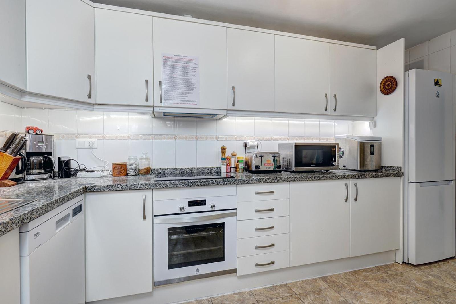 Apartment Sleeps 8 Aircon Secure Underground Parking Free Netflix Fast Internet Marbella