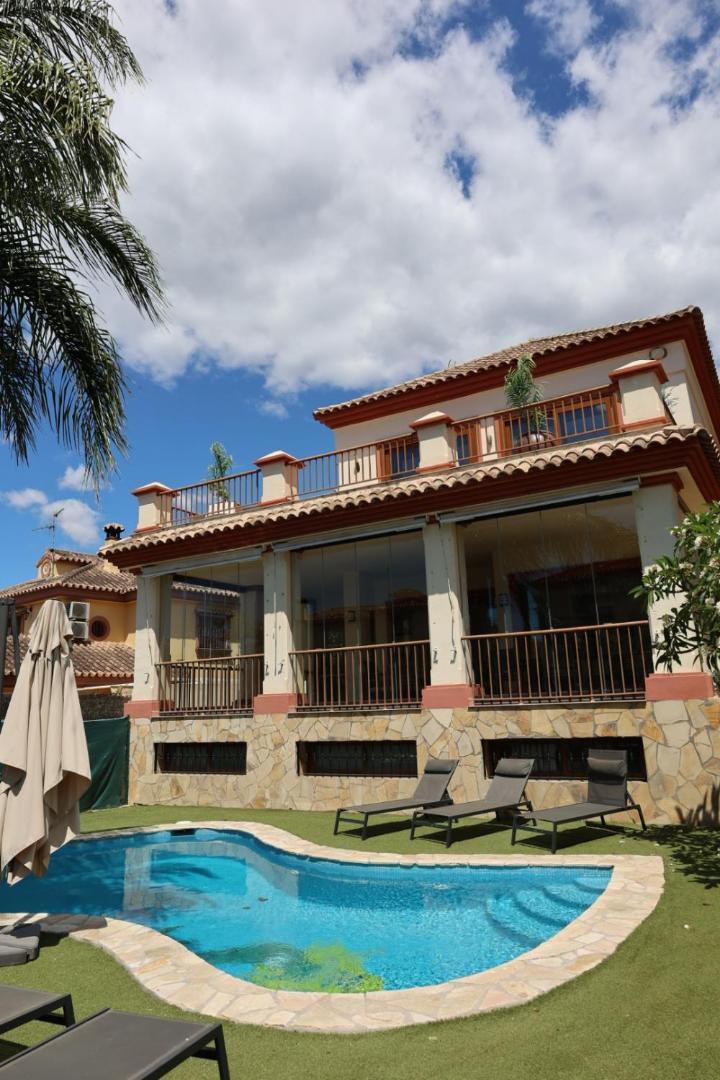 Precioso - Piscina- Garaje Privado- Jardin Holiday home *