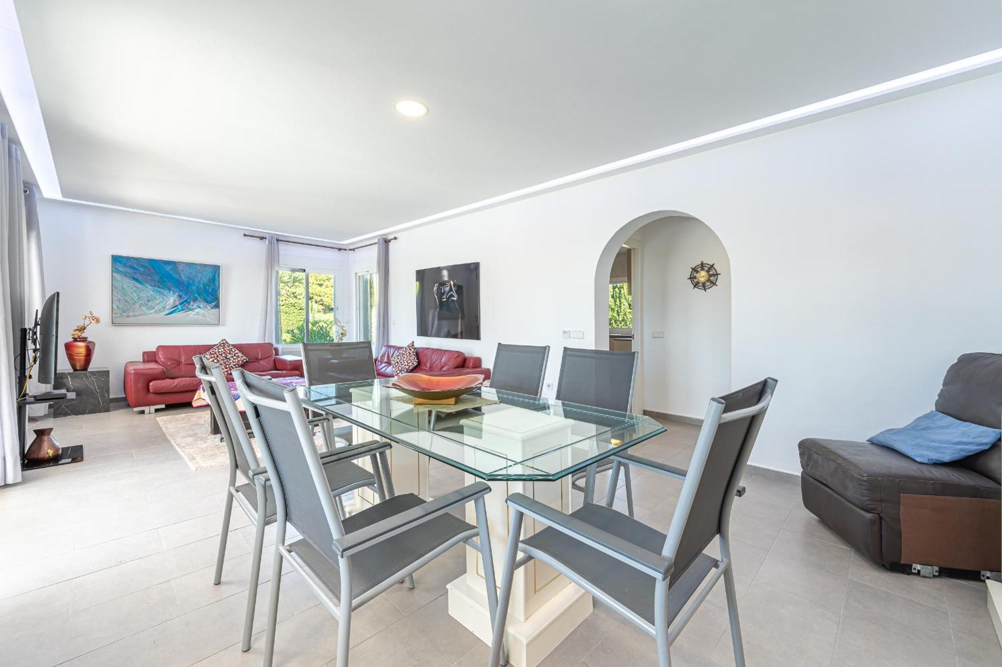 Beautiful Renovated Close Beach 8 People, 4 Bedrooms, 3 Bathrooms, Private Heated Pool, Ping Pong Table, Private Petanque Court *