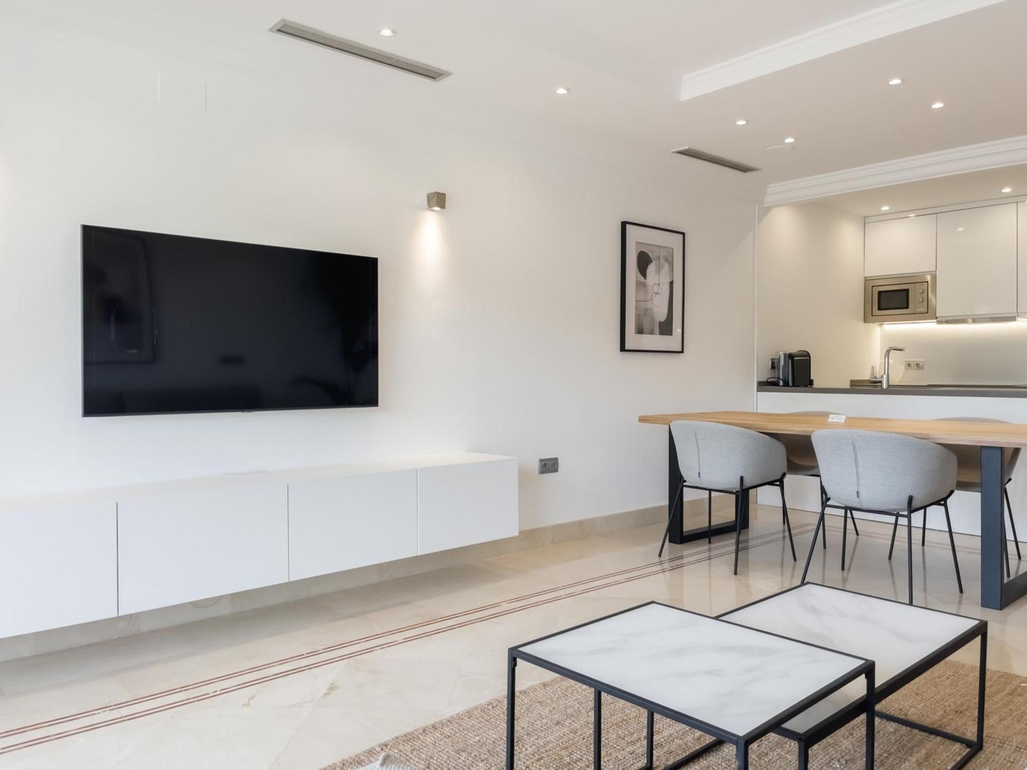 Aloha Hills Club Luxury Retreat Pools Gym Apartment Marbella