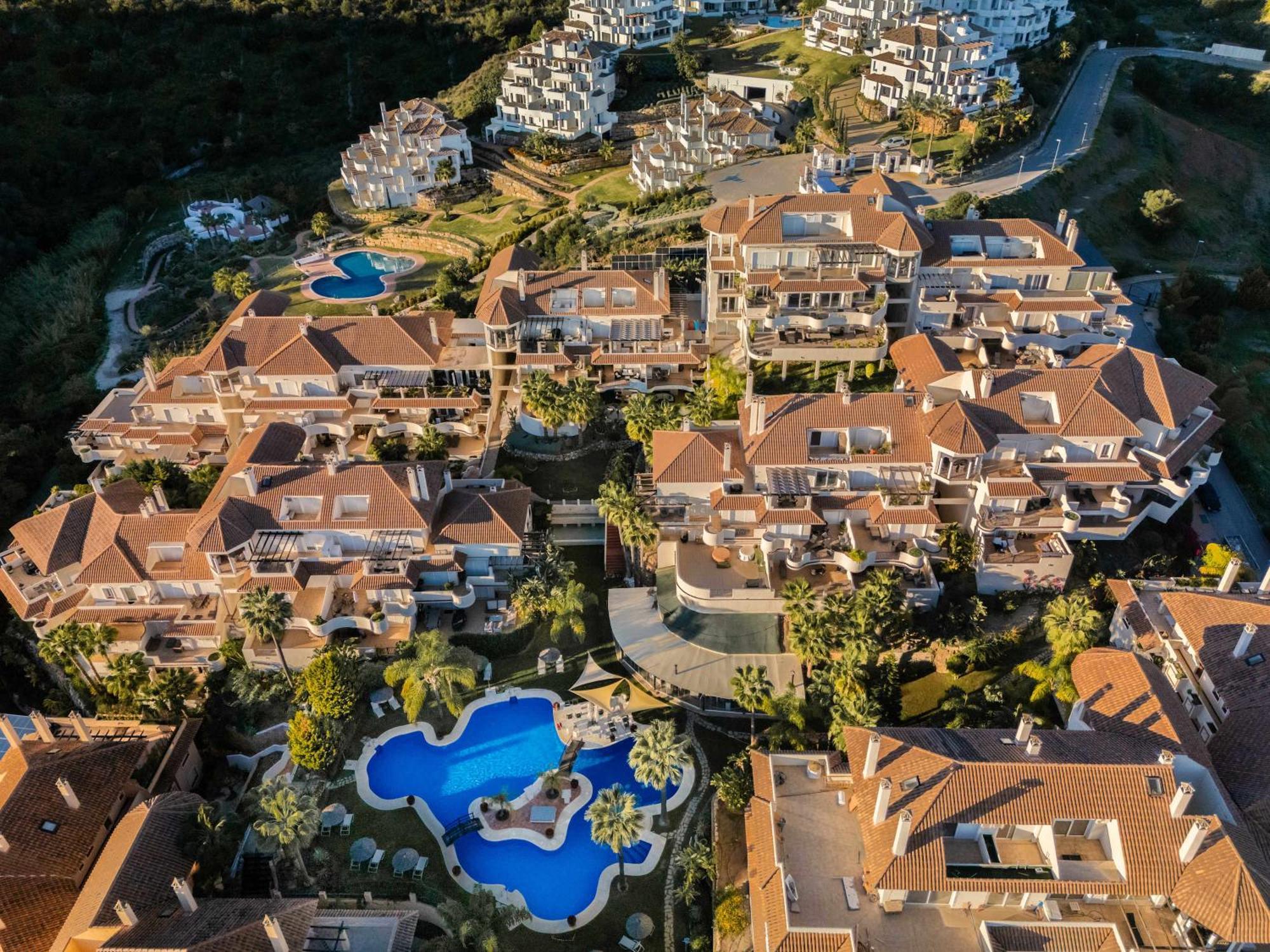 Aloha Hills Club Luxury Retreat Pools Gym Apartment Marbella