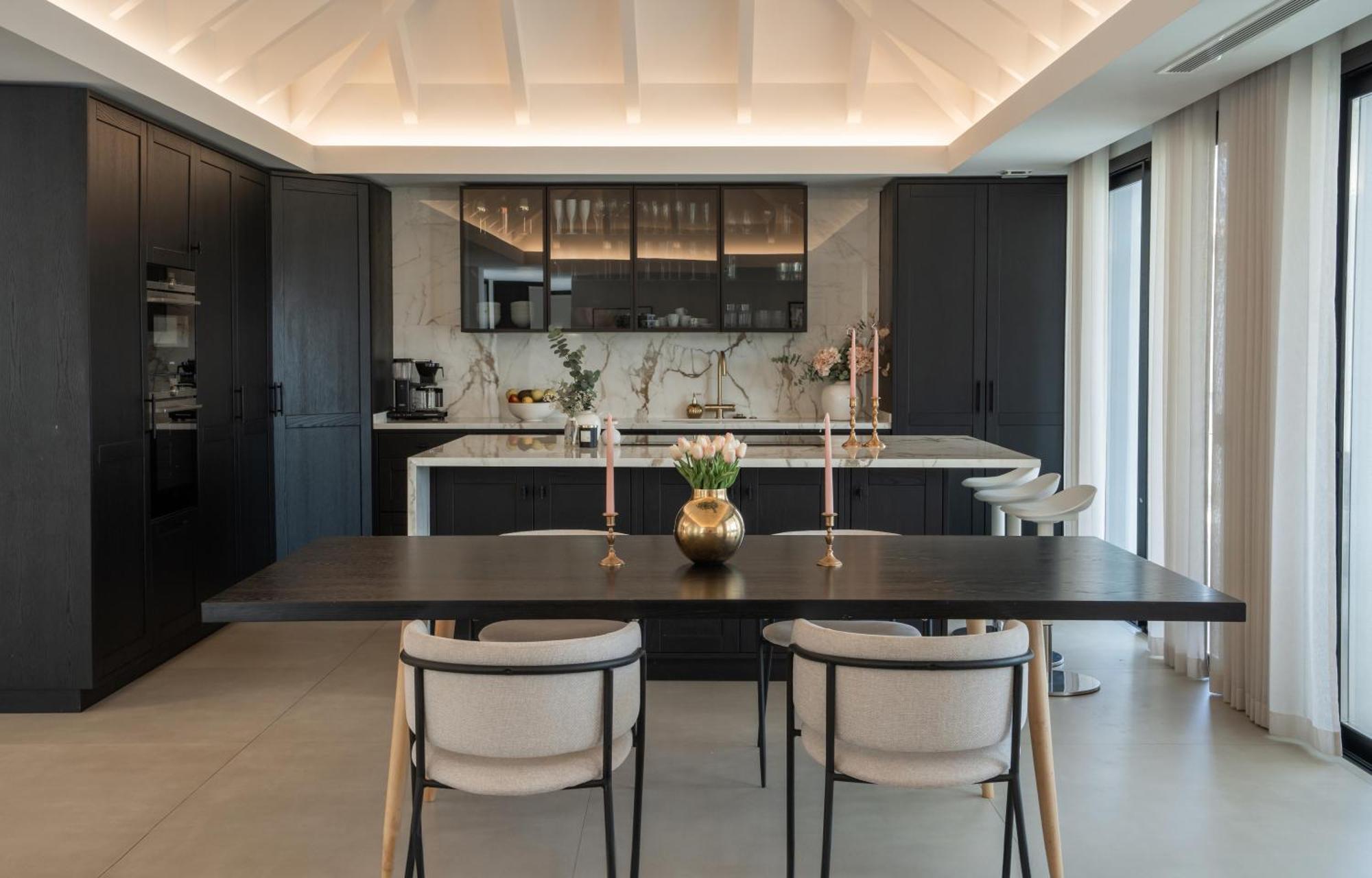 Exquisite 5 Bdrm Luxury W Gym, Bbq, And Pool Apartment *