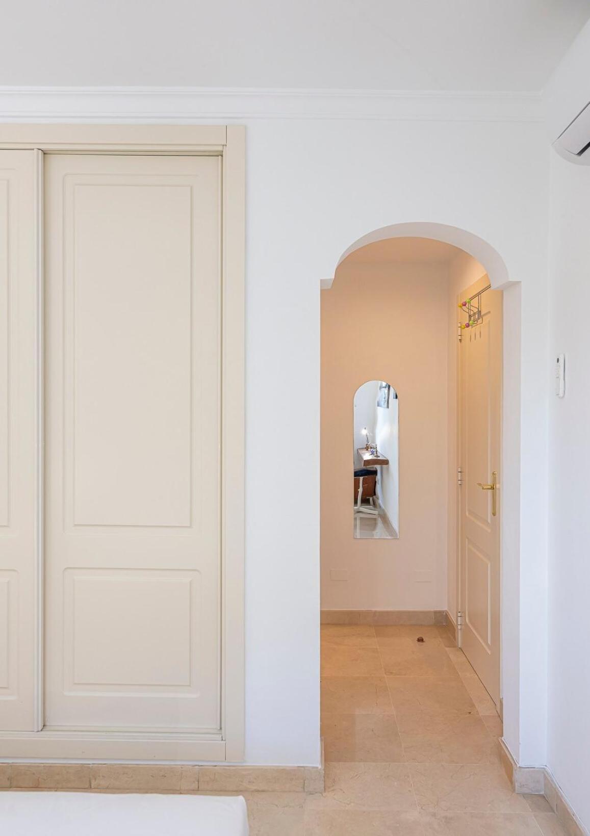 Elegant Apartment, Steps From The Sea With Parking Included Marbella