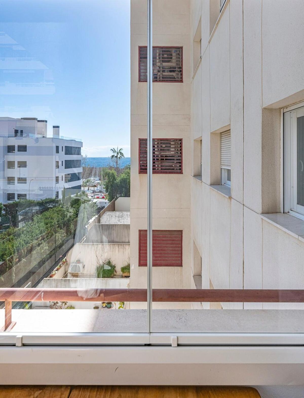 Apartment Elegant Apartment, Steps From The Sea With Parking Included