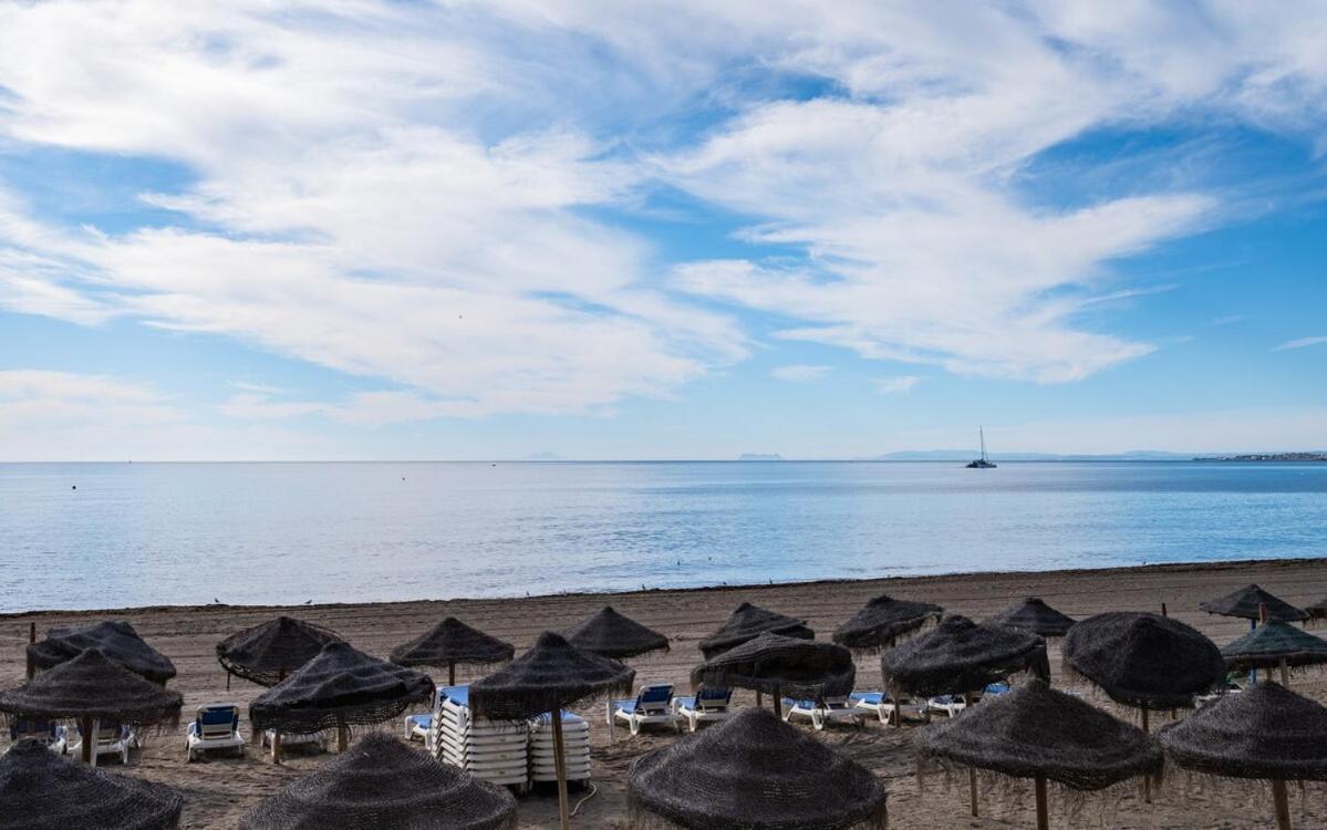 Elegant Apartment, Steps From The Sea With Parking Included Apartment