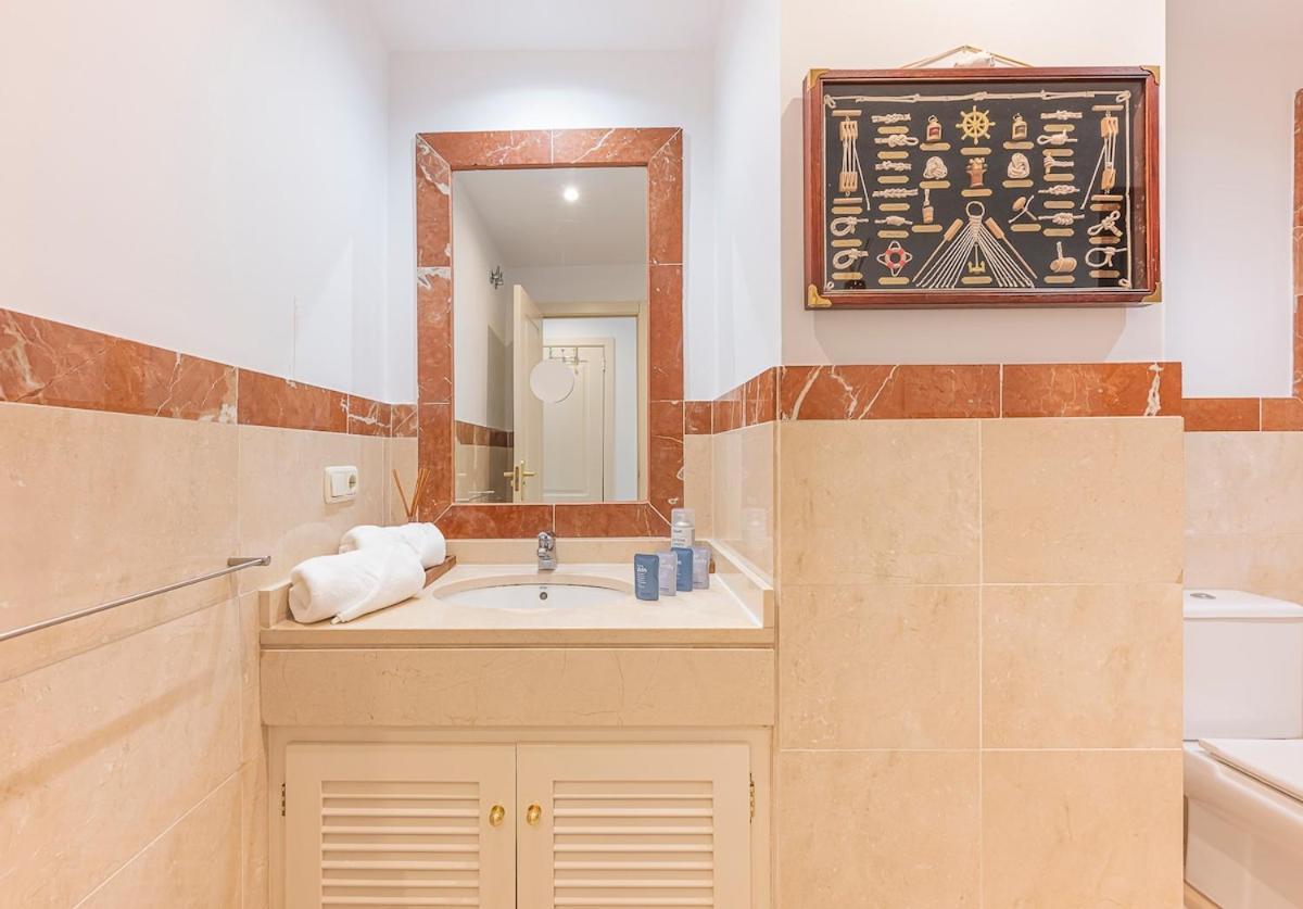 Elegant Apartment, Steps From The Sea With Parking Included *