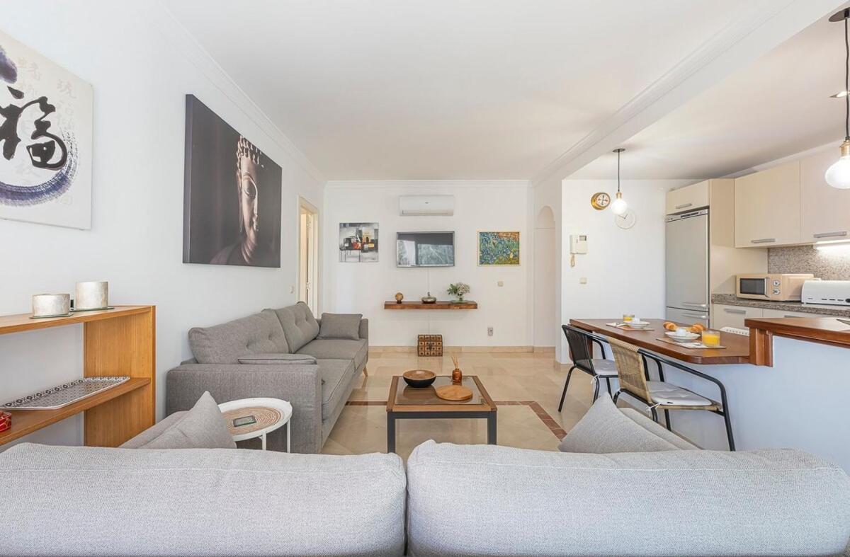 Elegant Apartment, Steps From The Sea With Parking Included *