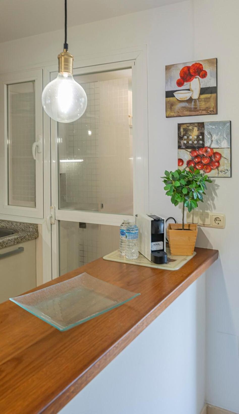 Apartment Elegant Apartment, Steps From The Sea With Parking Included