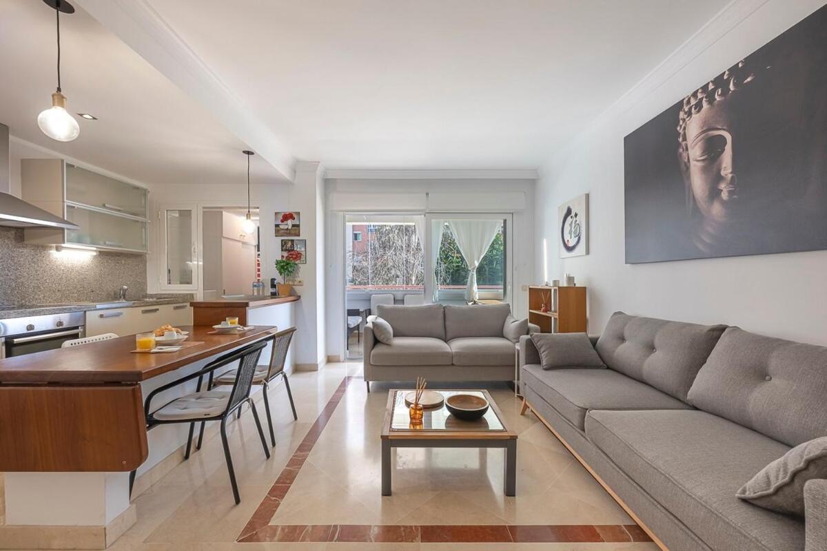 Apartment Elegant Apartment, Steps From The Sea With Parking Included