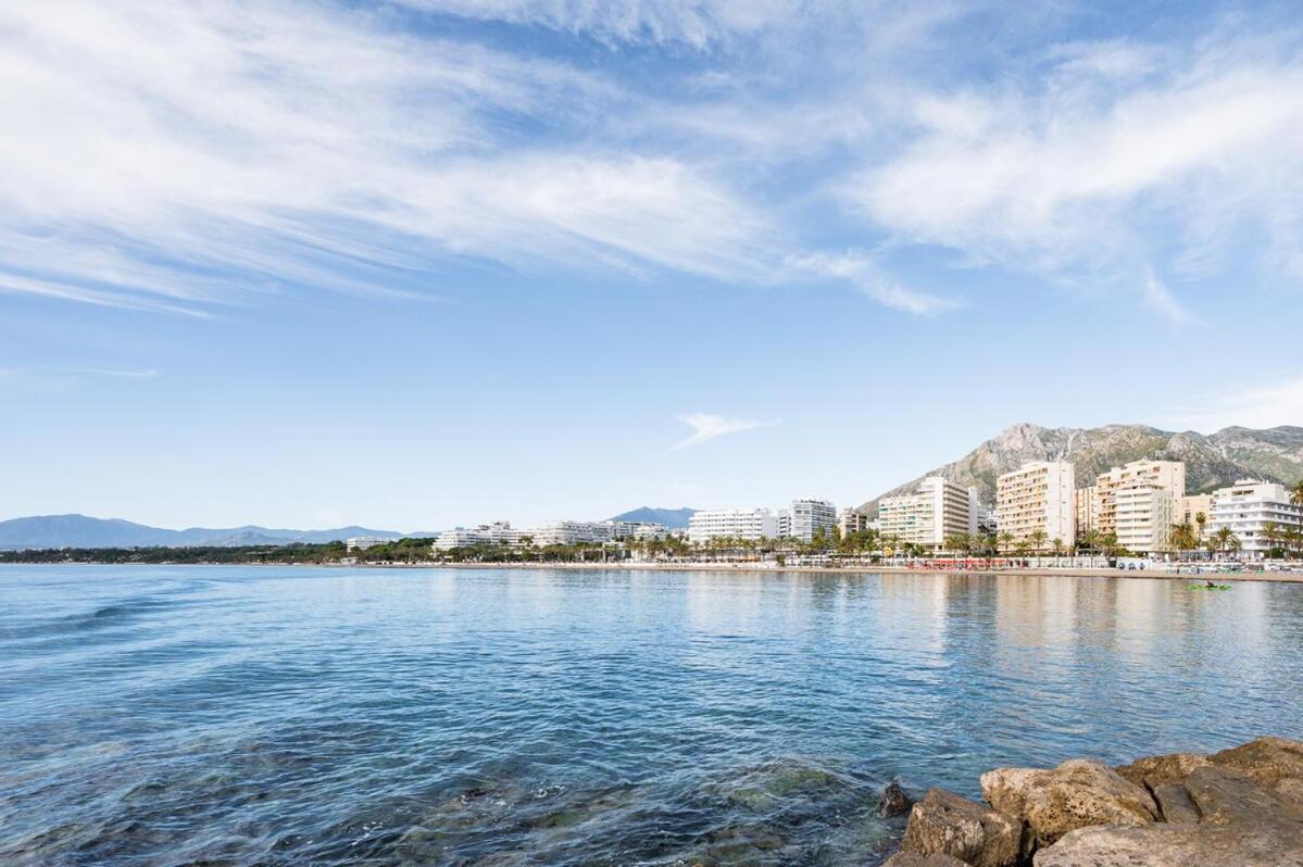 Elegant Apartment, Steps From The Sea With Parking Included *