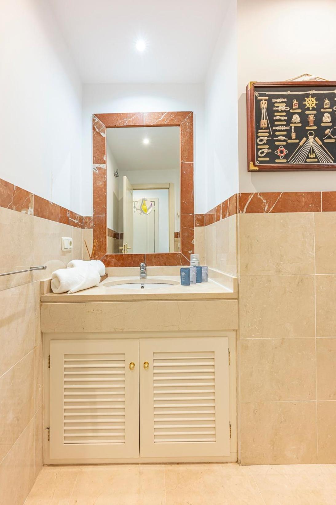 Elegant Apartment, Steps From The Sea With Parking Included *