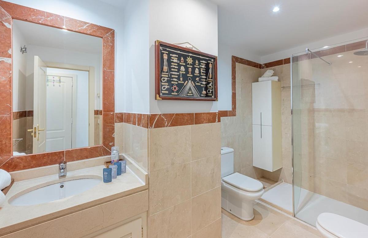 Elegant Apartment, Steps From The Sea With Parking Included * Marbella