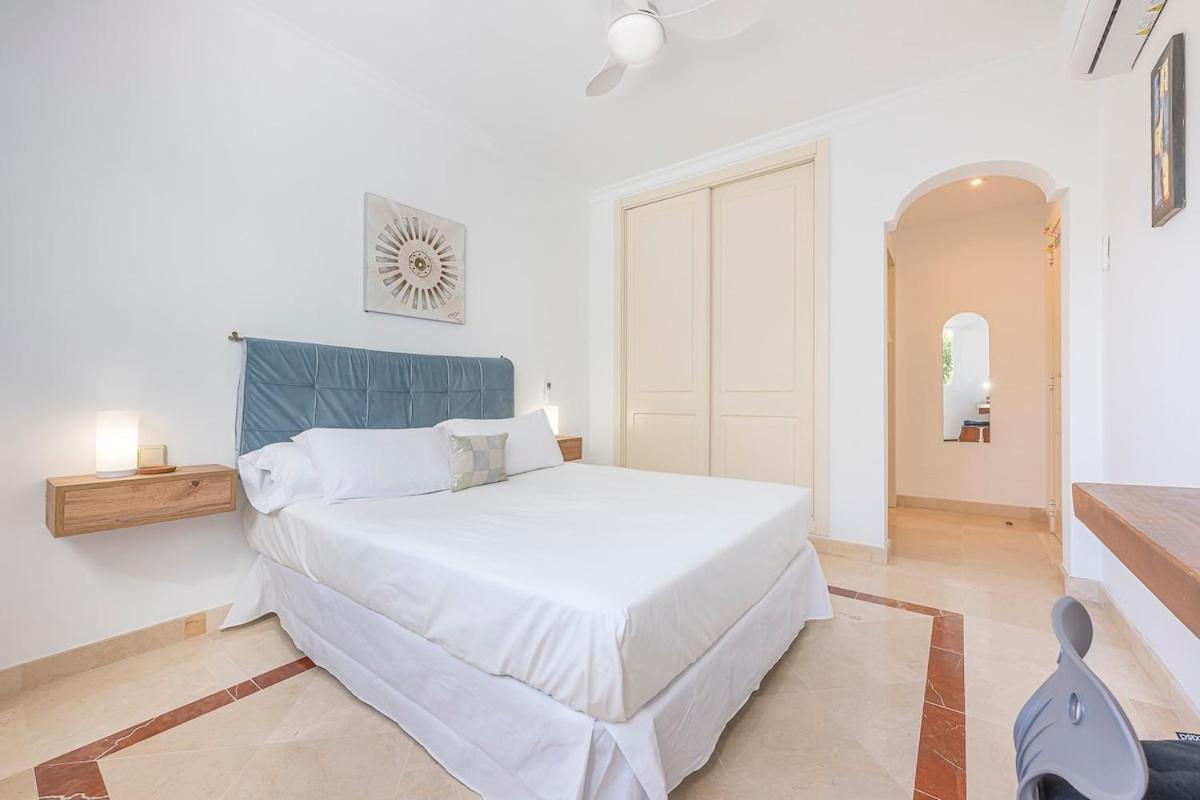 Elegant Apartment, Steps From The Sea With Parking Included * Marbella