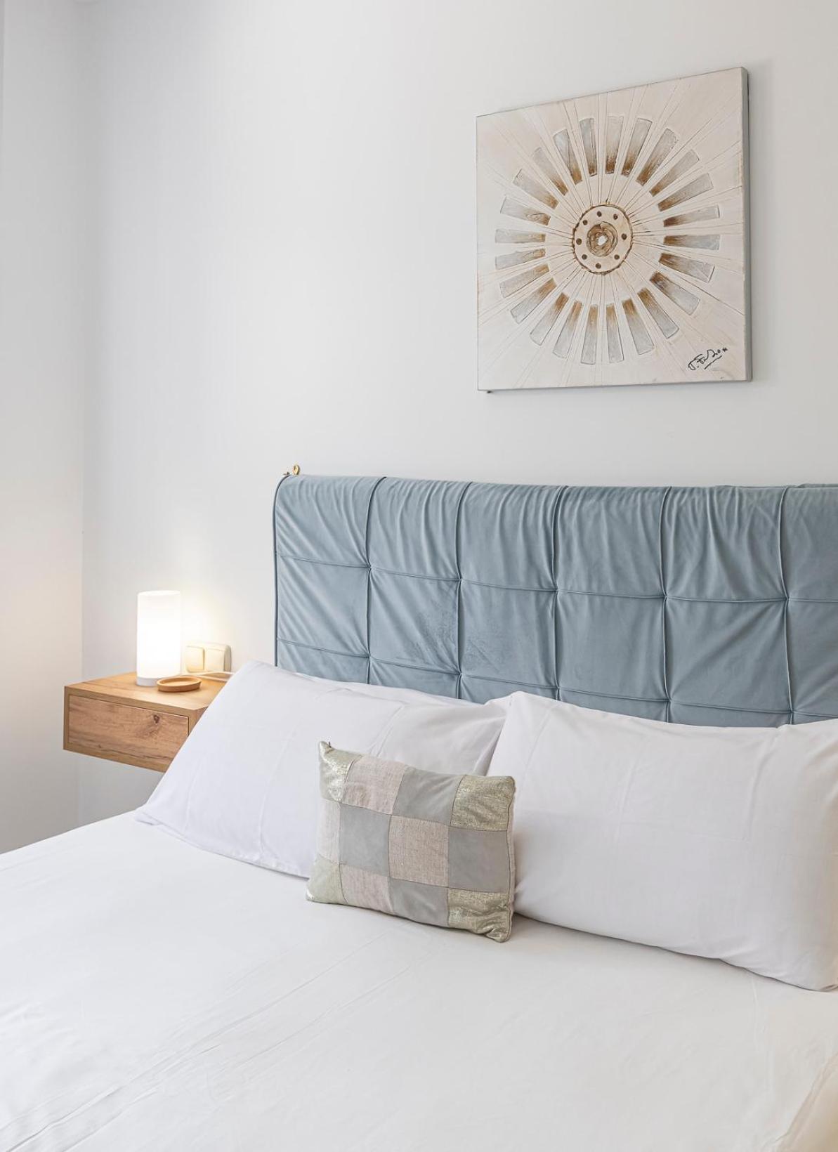 Elegant Apartment, Steps From The Sea With Parking Included