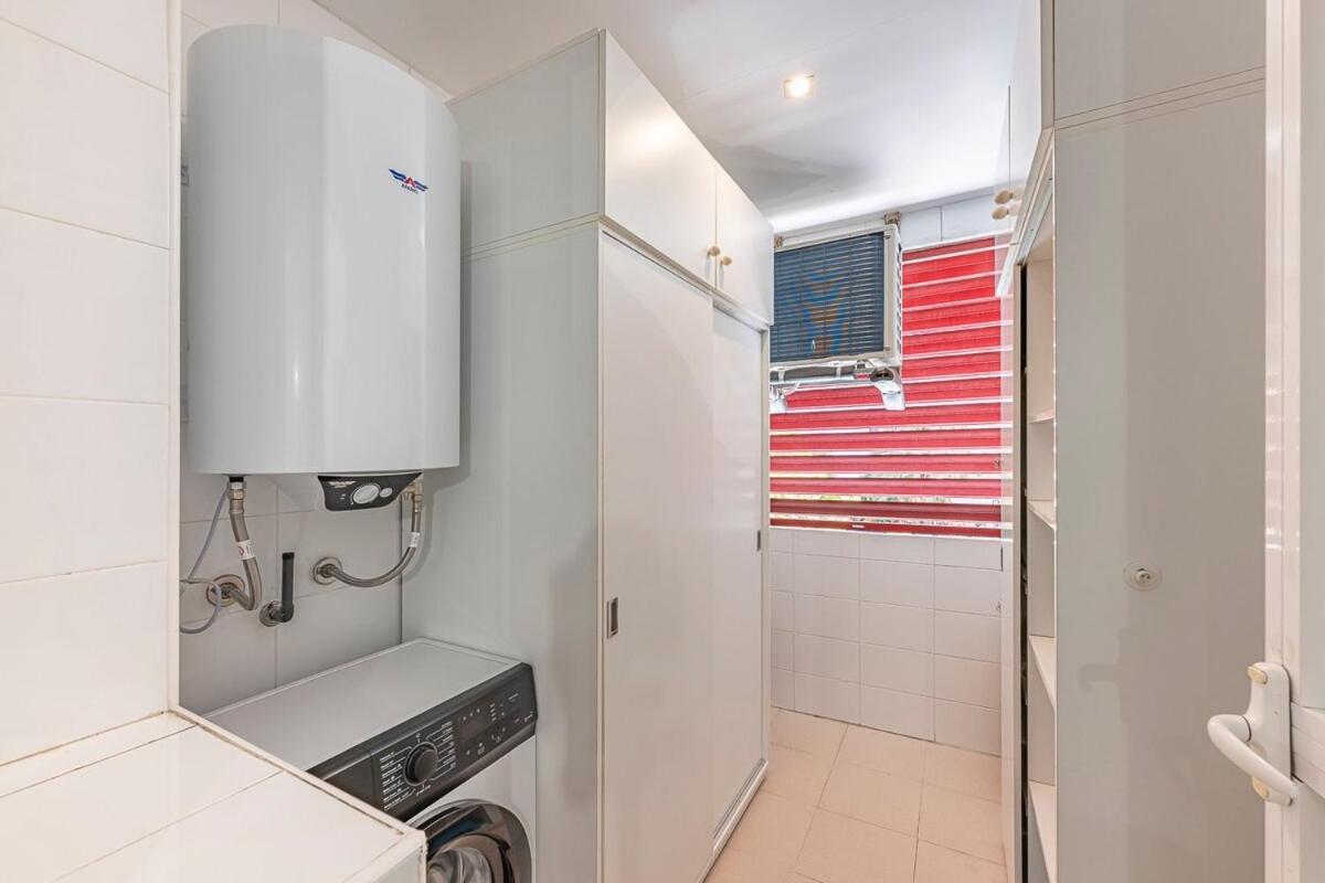 Elegant Apartment, Steps From The Sea With Parking Included *