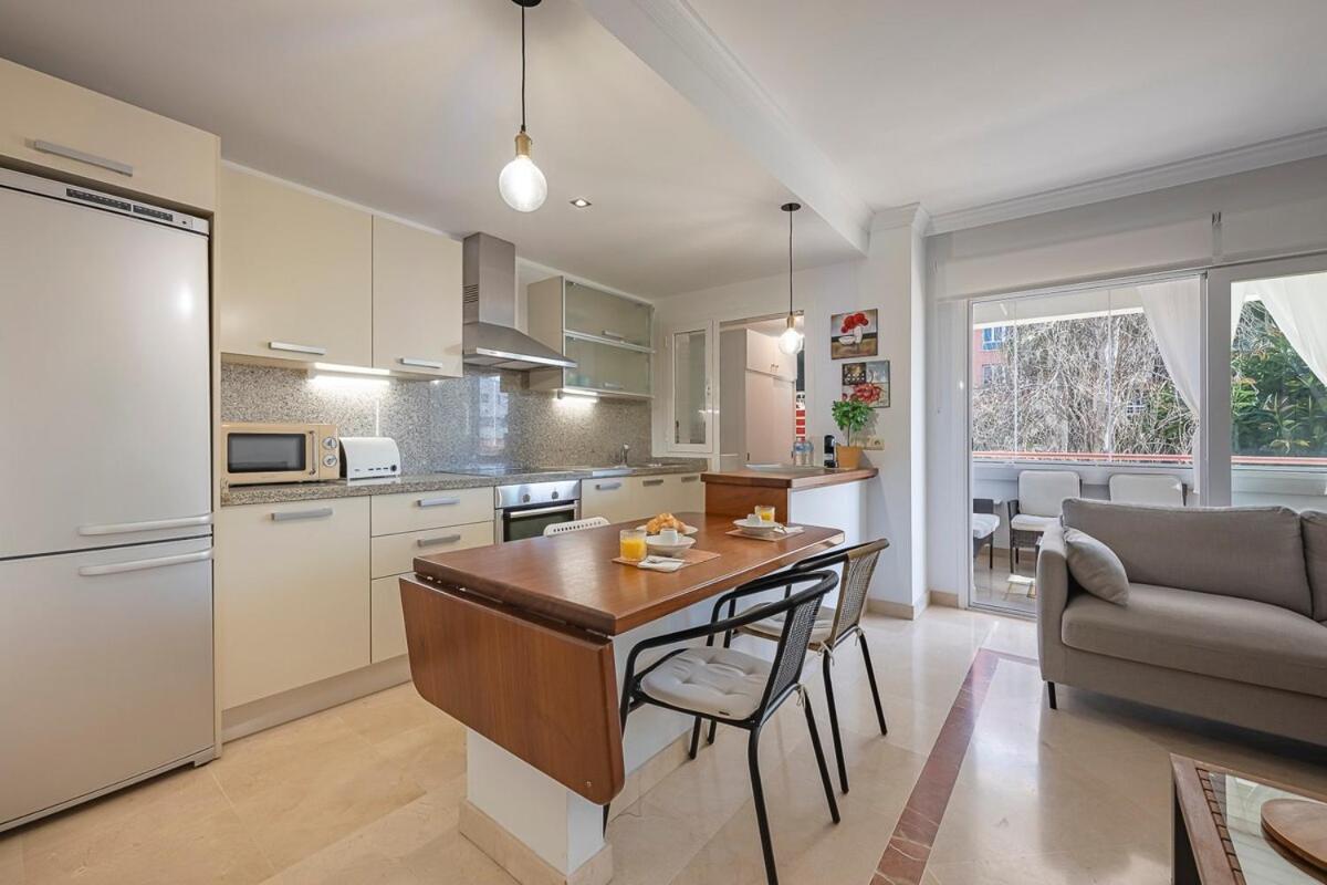 Elegant Apartment, Steps From The Sea With Parking Included Marbella