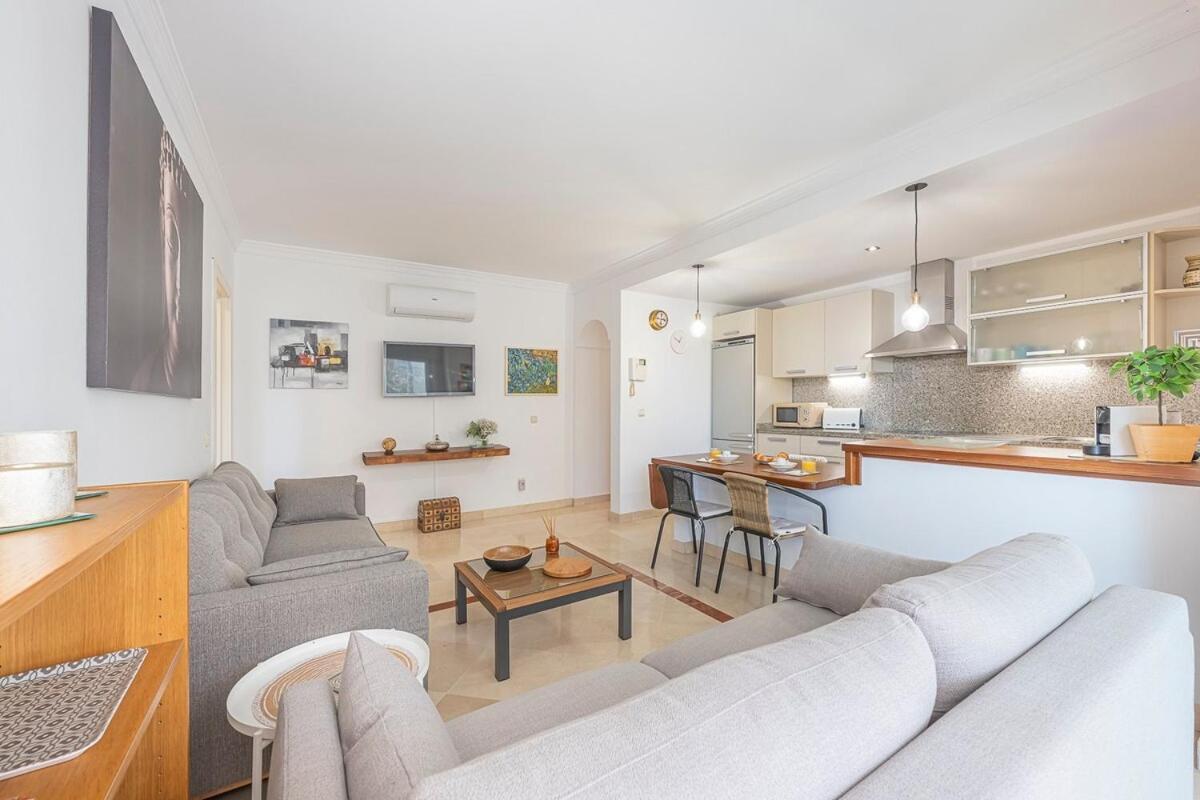 Elegant Apartment, Steps From The Sea With Parking Included Marbella