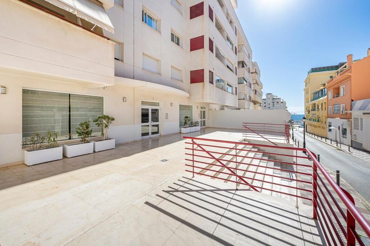Elegant Apartment, Steps From The Sea With Parking Included * Marbella