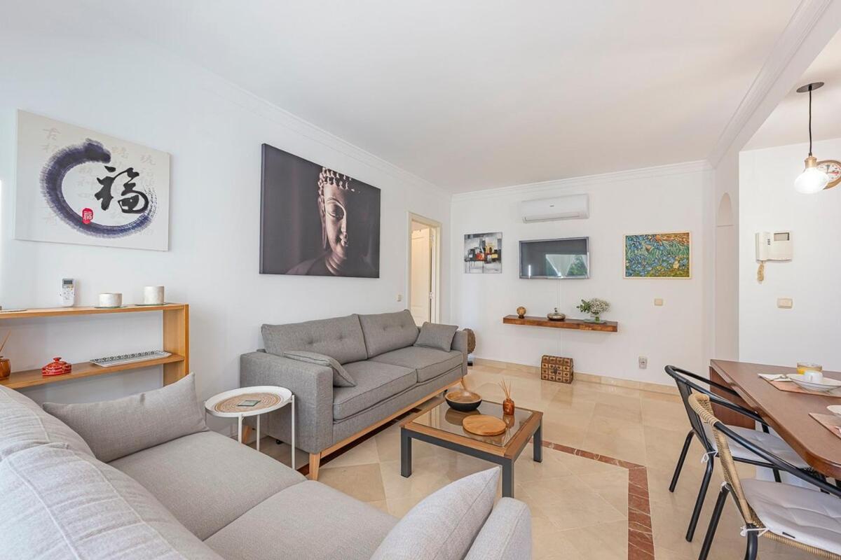 Elegant Apartment, Steps From The Sea With Parking Included