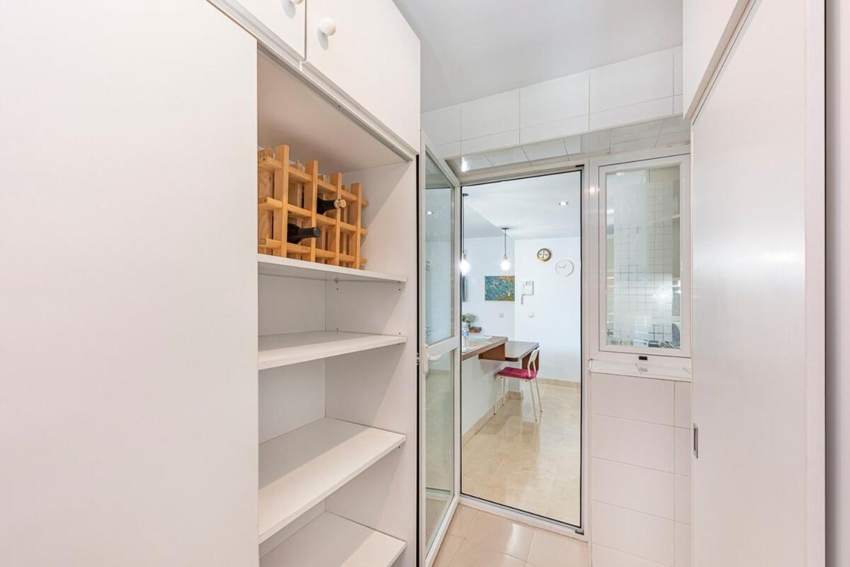 Elegant Apartment, Steps From The Sea With Parking Included *