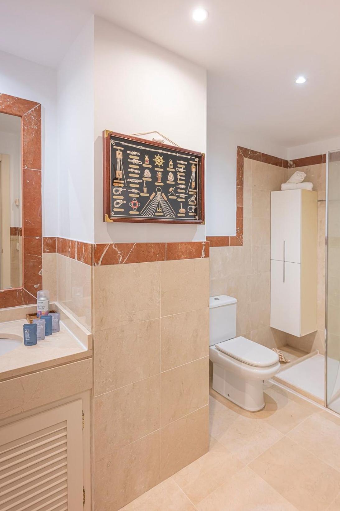 Elegant Apartment, Steps From The Sea With Parking Included Marbella