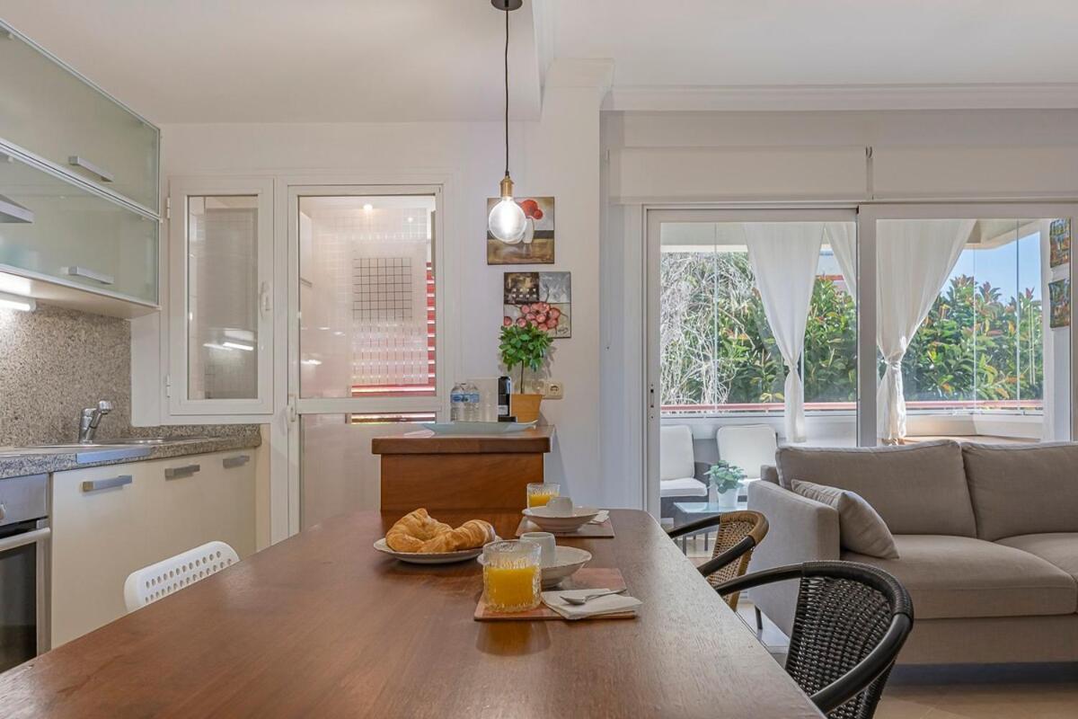 Elegant Apartment, Steps From The Sea With Parking Included * Marbella